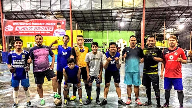 Bacabup Hendy Siswanto Bermain Futsal dengan Milenial Jember